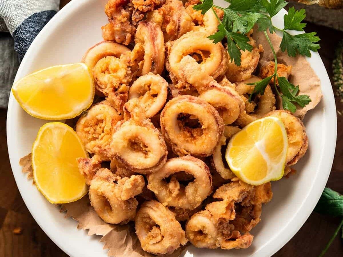 Fried calamari with lemon wedges